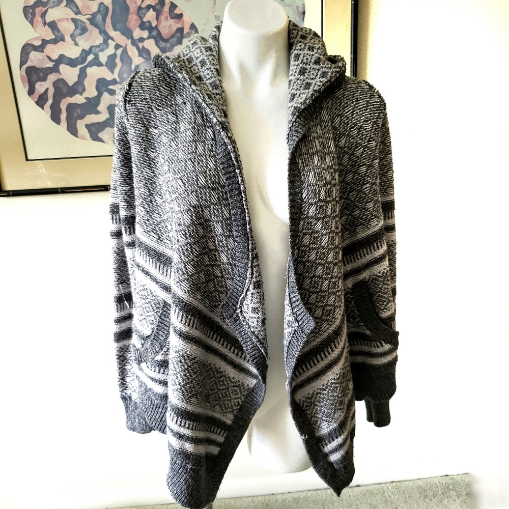 Abercrombie & Fitch Sweater/Cardigan Gray & White Small